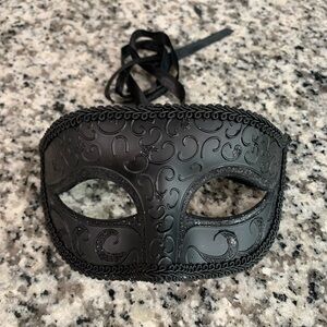 Black Masquerade Mask 🎭